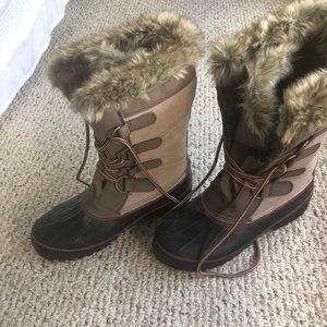 Snow boots